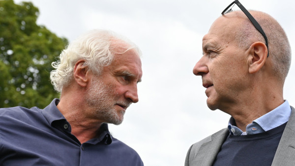 Hoffen auf aktive Amateurfußballvereine in Deutschland: DFB-Präsident Bernd Neuendorf (rechts) und Rudi Völler