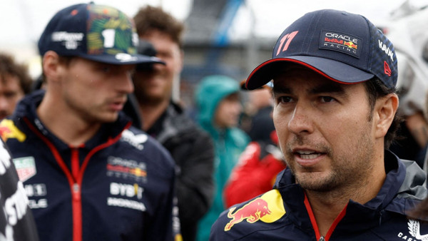 Sergio Pérez (Mitte) und Max Verstappen (links): das Duo bei Red Bull in der Formel 1