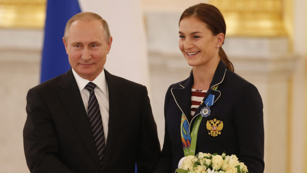 Fecht-Olympiasiegerin Sofija Welikaja, für „militärische Tapferkeit“ ausgezeichneter Major der russischen Streitkräfte, neben Präsident Putin