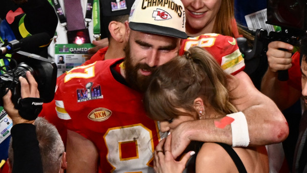 Große Liebe: Travis Kelce mit Taylor Swift nach dem Sieg der Kansas City Chiefs über die San Francisco 49ers beim Super Bowl Mitte Februar