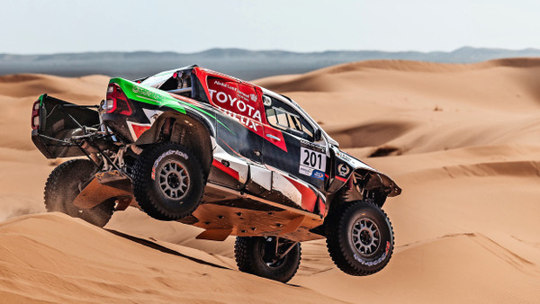 Männer der Wüste: Yazeed Al-Rajhi und Timo Gottschalk in ihrem Toyota Hilux.