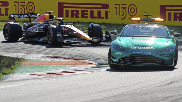 Max Verstappen rollt hinter dem Safety-Car Richtung Ziellinie in Monza.