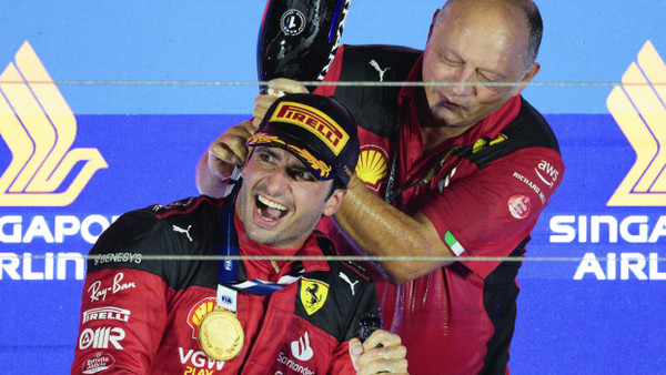 Carlos Sainz vom Team Ferrari durfte in Singapur über den Sieg jubeln.
