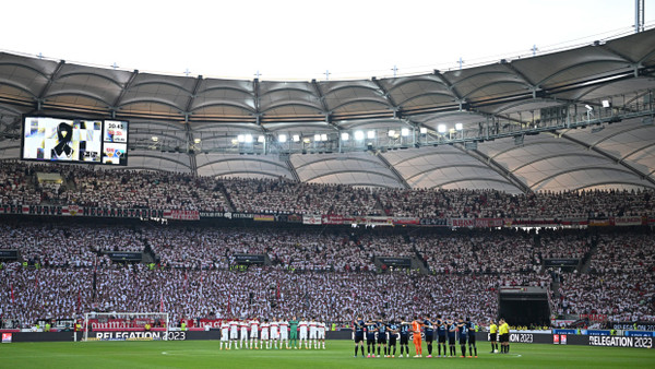 Hilflose Geste, richtige Geste: Nach dem Tod eines 15-Jährigen gibt es eine Schweigeminute vor dem Relegationsspiel der Fußball-Bundesliga.