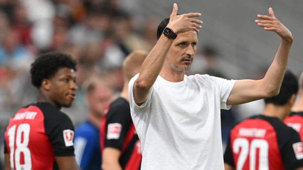 Alle mal herhören: der neue Eintracht-Trainer Dino Toppmöller bei der Arbeit.