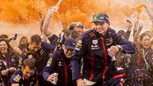 Feiern nach dem neunten Sieg in Serie: Max Verstappen und sein Team haben allen Grund zu jubeln.