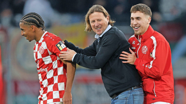 Stimmungsmacher: Trainer Bo Henriksen (Mitte) mit seinen Spielern Leandro Barreiro (links) und Brajan Gruda.