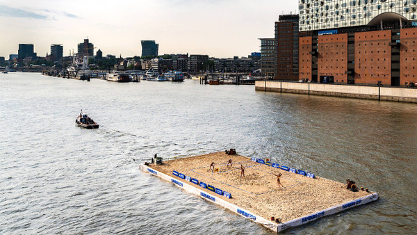 Als Beachvolleyball noch aufstrebend war: Schwimmender Court vor der Elbphilharmonie