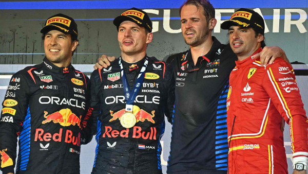 Carlos Sainz (rechts) im Ferrari freut sich über Platz drei in Bahrain.
