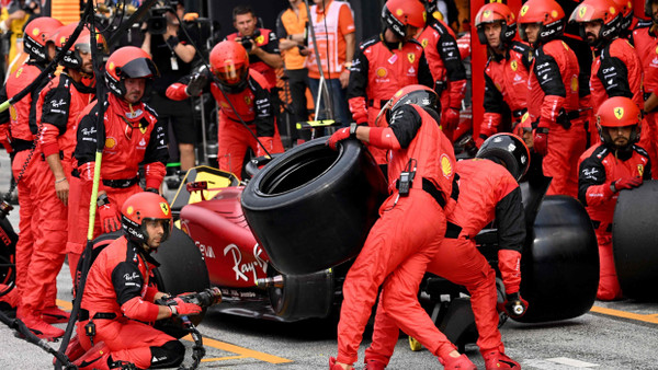 Wenn’s mal wieder länger dauert: Ferrari fehlt ein Rad beim Boxenstopp.