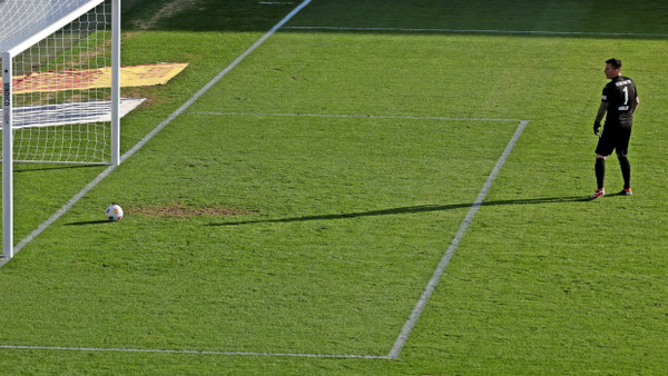 Heidenheim-Torwart Kevin Müller kann nicht glauben, dass der Ball ins Tor gerollt ist.