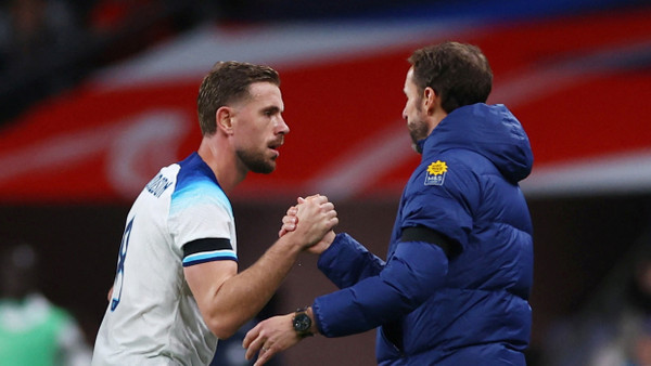 Nationaltrainer Gareth Southgate (r.) dankt Jordan Henderson für dessen Einsatz