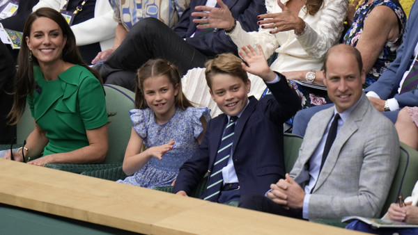 Kate, Charlotte, George und William am vergangenen Sonntag in Wimbledon. George trägt Anzug, wie sein Vater.
