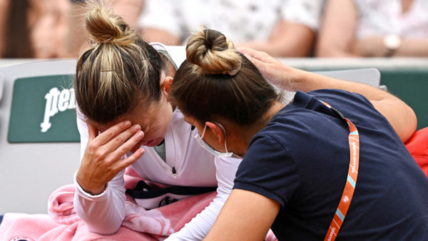 Simona Halep (links) wird während ihres Zweitrundenspiels betreut.