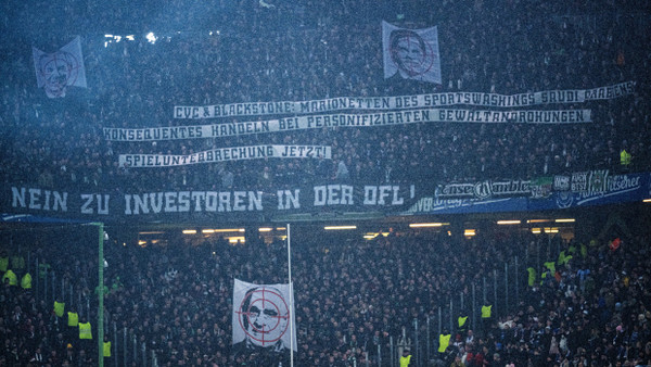 Der Protest im Hannover-Fanblock sorgte für eine lange Unterbrechung in Hamburg.