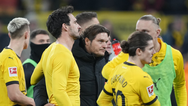 Konsternierte Dortmunder mit Trainer Terzic (Mitte): Spiele gegen Hoffenheim hergeschenkt