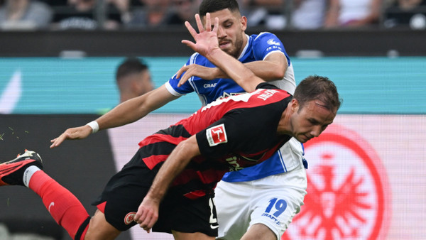 Frankfurts Mario Götze und Darmstadts Emir Karic kämpfen um den Ball.