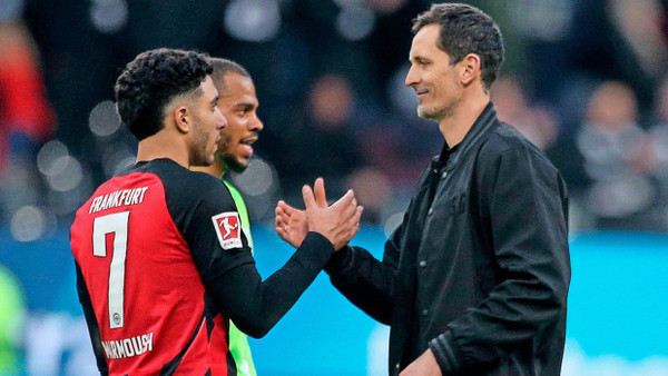 Eine Torgarantie namens Omar Marmoush: Dino Toppmöller (rechts) weiß nach dem Abpfiff gegen Wolfsburg, bei wem er sich zu bedanken hat.