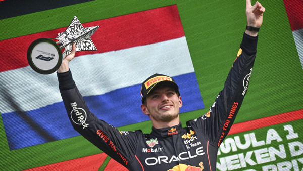 Ein gewohntes Bild in der Formel 1: Max Verstappen jubelt mit dem Pokal des Siegers.