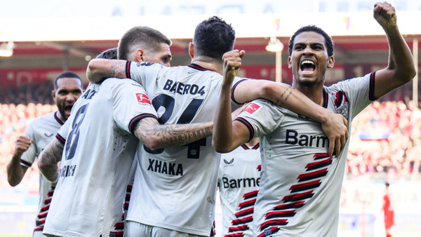 Bayer Leverkusen freut sich über die nächsten drei Punkte.