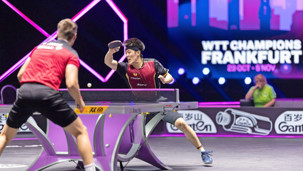 Glamouröses Tischtennis: Der Europameister Dang Qiu im Erstrundenspiel der WTT Champions in Frankfurt