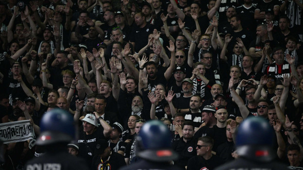 Unter Beobachtung: Frankfurter Fans und die Polizei beim DFB-Pokalfinale.