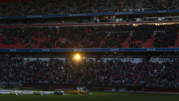 Wäre die Wehmut im Olympiastadion nicht vielleicht noch eine Spur prickelnder gewesen als in der Allianz-Arena? Die Abendsonne sorgte bei der Trauerfeier für Franz Beckenbauer am 19. Januar 2024 für einen kosmischen Moment der Überschneidung von Abschiednehmen und Dabeisein.