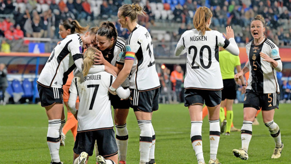 Erleichtert: Die deutschen Fußballfrauen bejubeln das 2:0 durch Lea Schüller.