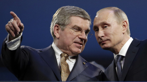 IOC-Präsident Bach und Russlands Präsident Putin bei der Schlussfeier der Winterspiele 2014