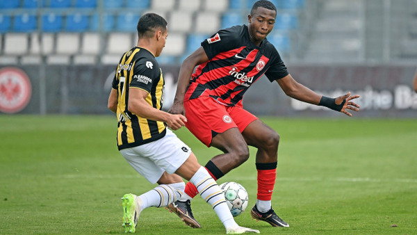 Ballfertig: Willian Pacho (rechts) im Spiel der Eintracht gegen Arnheim