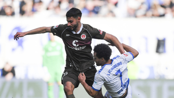 Elias Saad (links) verliert mit dem FC St. Pauli in Magdeburg.