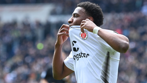 Oladapo Afolayan und der FC St. Pauli können in die Bundesliga aufsteigen.