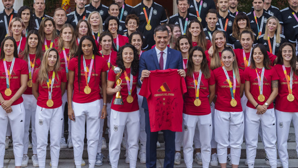 Ende August ehrt Pedro Sanchez, amtierender Ministerpräsident von Spanien, die Fußballerinnen nach ihrem WM-Titel.