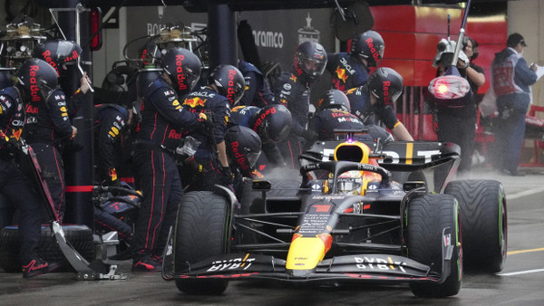 Ferrari und Mercedes werfen Red Bull vor, sich durch die unzulässigen Mehrausgaben unlauter einen Vorteil verschafft zu haben.