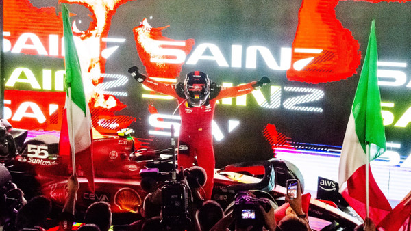 Der Mann des Tages: Carlos Sainz beendet die Siegesserie von Red Bull dank eines starken Ferrari und einer hervorragenden Leistung in Singapur.