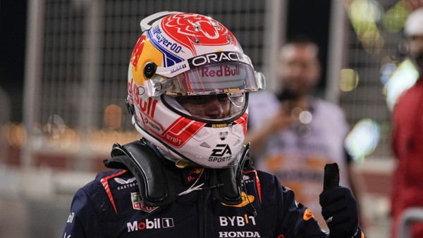 Daumen hoch: Max Verstappen schnappt sich in Bahrain die Pole Position.