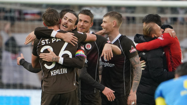Pure Erleichterung: Die Profis des FC St. Pauli umarmen sich nach dem Schlusspfiff im Spiel gegen Braunschweig.