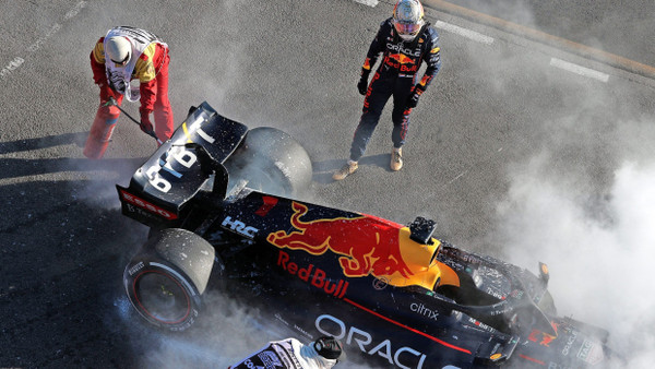 Wenn der Dienstwagen in Rauch aufgeht: Max Verstappens Red Bull muss dringend zuverlässiger werden.