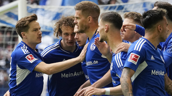 Bemüht, aber auch verkrampft: die Schalker gegen Eintracht Frankfurt