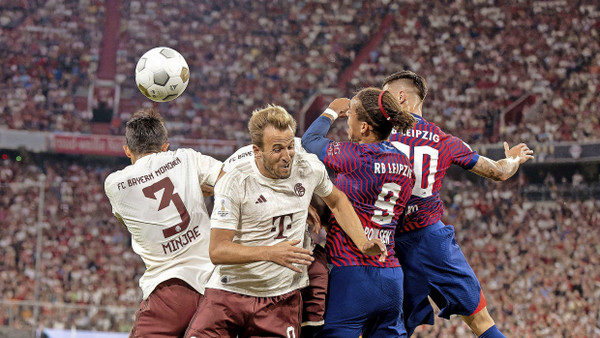 Die neueste Attraktion der Liga: Harry Kane (Mitte) bei seinem Bayern-Debüt im Supercup gegen Leipzig