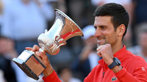 Der Serbe Novak Djokovic posiert stolz mit der Siegertrophäe.