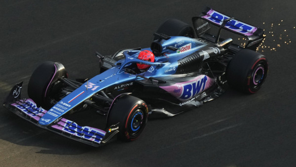 Estaban Ocon kollidiert in der Box fast mit Personen.