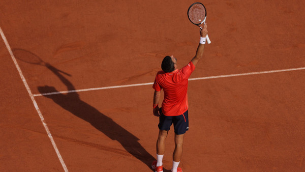 Novak Djokovic feiert seinen Sieg gegen den Spanier Carlos Alcaraz in Paris bei den French Open.