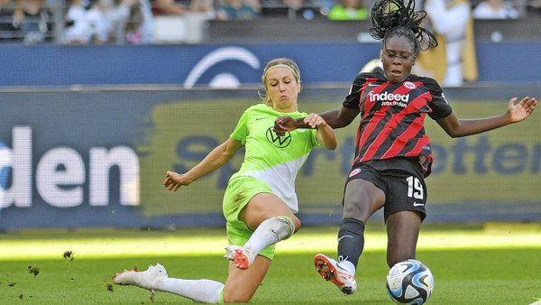 Nicole Anyomi (rechts) steht im Spiel gegen Wolfsburg mehrmals im Mittelpunkt.