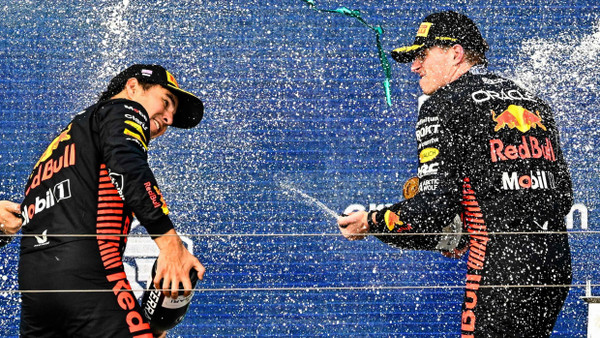 Spritzige Feier: Verstappen (r.) und Perez bei der Siegerehrung nach dem Grand Prix von Miami.