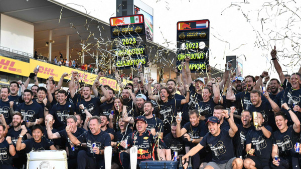 Natürlich mit Red Bull: Das Formel-1-Team um Max Verstappen feierte kürzlich in Japan den abermaligen Gewinn der Konstrukteurs-Meisterschaft.