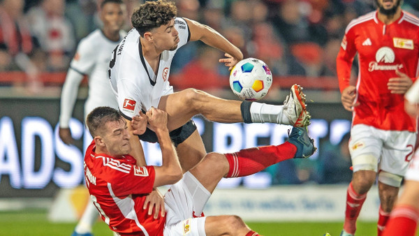 Durchsetzungsstark: Eintracht-Jungprofi Nacho Ferri behauptet sich gegen Robin Knoche – und erzielt später sogar das 3:0.