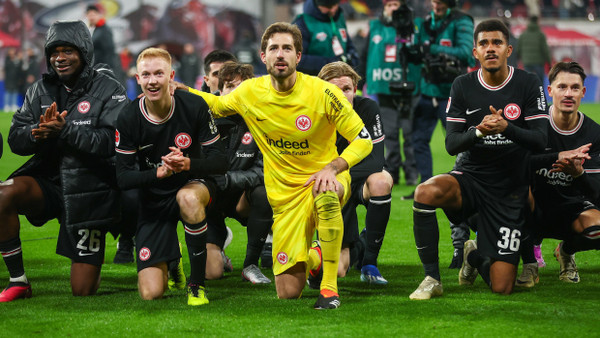 Sieg der Gemeinschaft: Die Eintracht hat sich das 1:0 in Leipzig verdient.