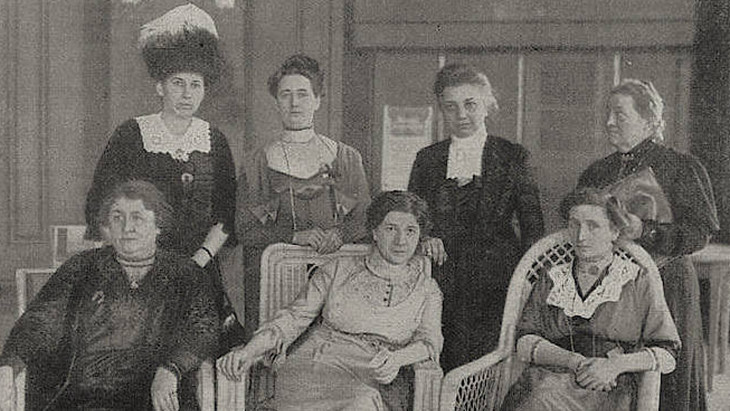 Berlin im März 1912: Elisabeth Altmann-Gottheiner hinten links auf dem ersten deutschen Frauenkongress.