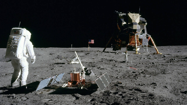 Tranquility Base: Buzz Aldrin erforscht den Landeplatz der Mondfähre.